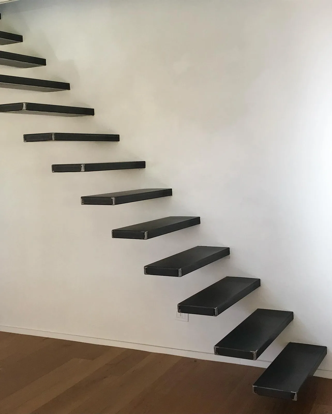 Floating staircase
