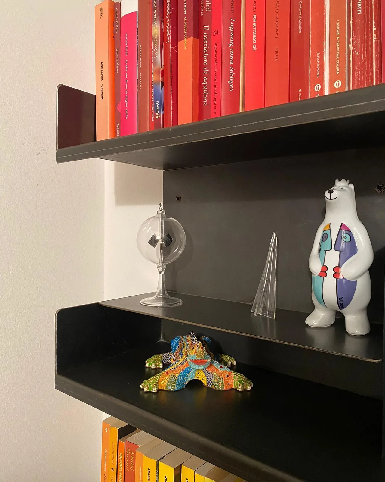 Maßgefertigte Bücherwand aus Eisen in einem Wohnraum